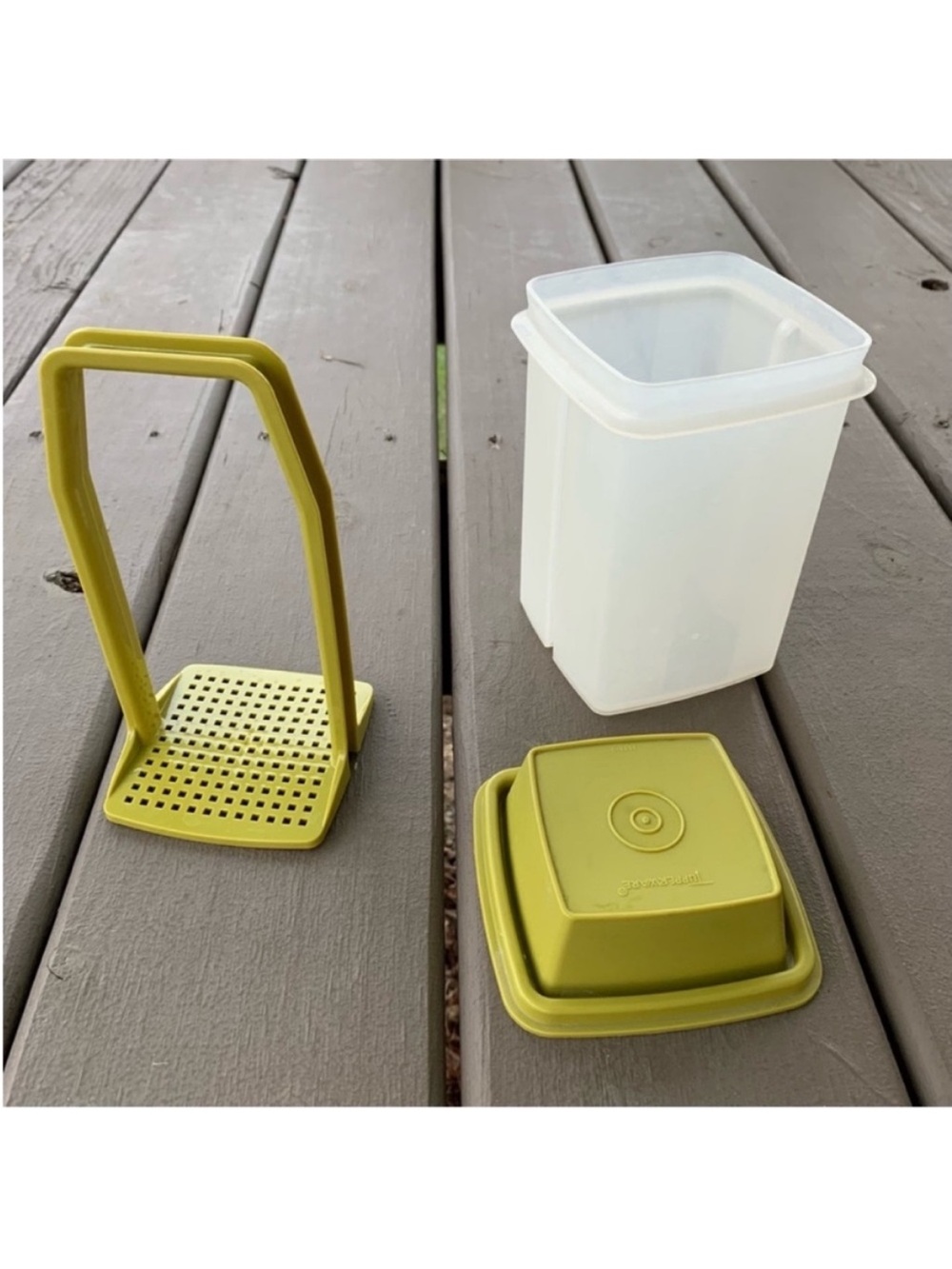 NWOT Tupperware Pick-a-deli Pickle Condiment Strainer Container